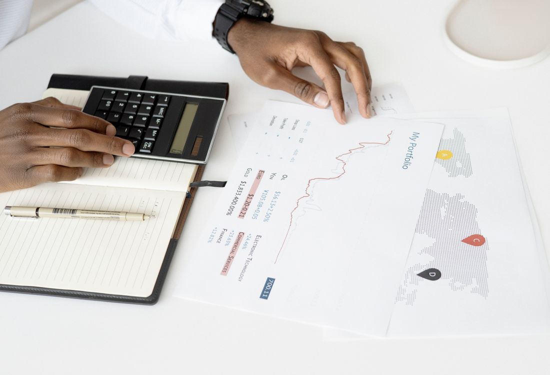 Finanzplanung mit Unterlagen und Taschenrechner